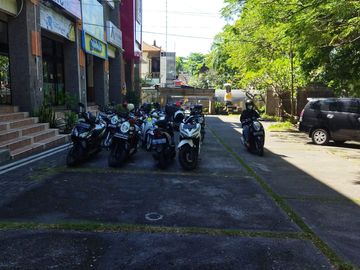Disewakan murah kantor 3 lantai di Renon