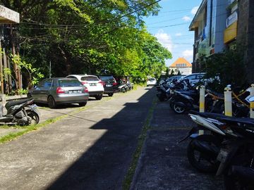 Disewakan murah kantor 3 lantai di Renon
