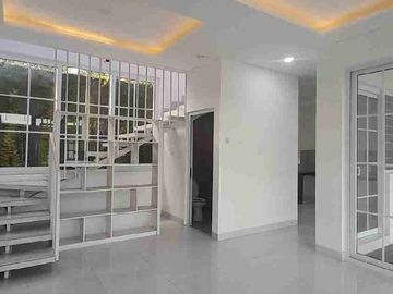 Rumah Modern Klasik Lokasi Premium Ke berbagai Layanan Publik - Yl