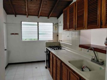 Venta Apartamento Julián, Medellín Piso 5to por escalas $495 millones 90m2, 2 🚙🚙