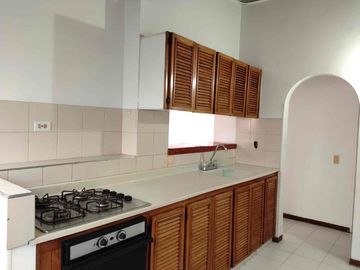 Venta Apartamento Julián, Medellín Piso 5to por escalas $495 millones 90m2, 2 🚙🚙