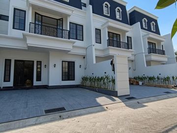 S304D Rumah Mewah American Classic Pondok Bambu Jakarta Timur