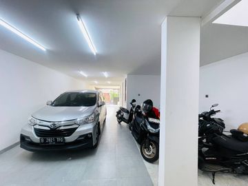 RUMAH MEWAH LOKASI STRATEGIS DENGAN  PRIVATE POOL DAN PRIVATE SECURITY DI MOH.KAHFI, JAKARTA SELATAN