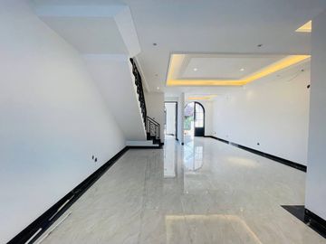 RUMAH MEWAH LOKASI STRATEGIS DENGAN  PRIVATE POOL DAN PRIVATE SECURITY DI MOH.KAHFI, JAKARTA SELATAN