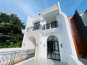 RUMAH MEWAH LOKASI STRATEGIS DENGAN  PRIVATE POOL DAN PRIVATE SECURITY DI MOH.KAHFI, JAKARTA SELATAN