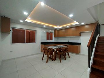 Pinyahan Quezon City For Sale 3 Storey Townhouse 3 Bedrooms near Kalayaan Ave RG