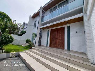 DIJUAL RUMAH MEWAH SAYAP DAGO BANDUNG Dengan Kolam Renang Pribadi Harga Nego