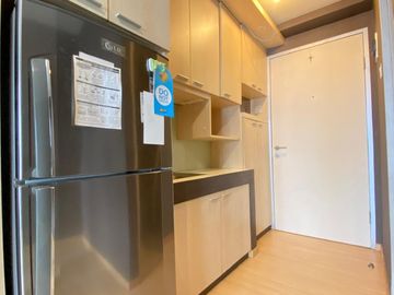 Studio Green Bay Pluit Bayview Modern Minimalist Dark Wood Interior Tower Favorit Dekat Baywalk Mall & Bandara