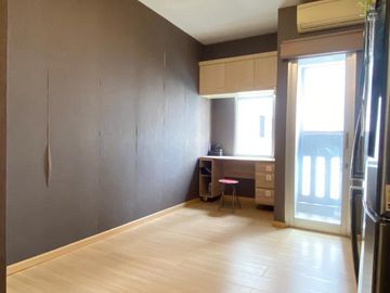 Studio Green Bay Pluit Bayview Modern Minimalist Dark Wood Interior Tower Favorit Dekat Baywalk Mall & Bandara