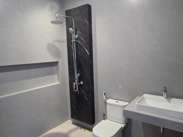 Turun Harga !! Rumah Minimalis Modern di Bukit Golf Internasional GE Citraland Surabaya Barat