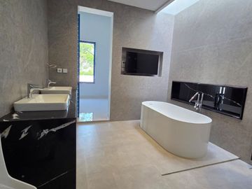 Turun Harga !! Rumah Minimalis Modern di Bukit Golf Internasional GE Citraland Surabaya Barat