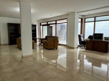 Di Jual Rumah Mewah Lokasi Strategis Pinggir Jalan Utama