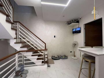 Fully Furnished Pre-owned 3 Storey 3 Bedroom Townhouse For Sale in Project 2 Quezon City-JV2