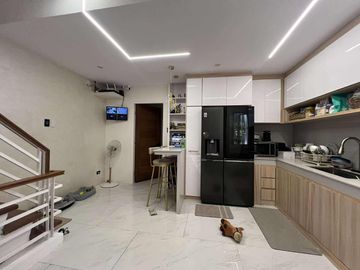 Fully Furnished Pre-owned 3 Storey 3 Bedroom Townhouse For Sale in Project 2 Quezon City-JV2