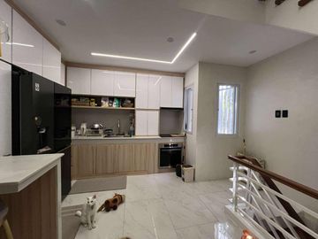 Fully Furnished Pre-owned 3 Storey 3 Bedroom Townhouse For Sale in Project 2 Quezon City-JV2