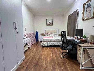 Dijual Rumah 1.5 Lantai Harapan Indah 1, LT 150m² Full Furnished SHM - 5KT/4KM Siap Huni