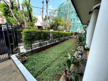 Dijual Rumah Hoek 2 Lantai Lebak Bulus Jakarta Selatan - LT 424m² Garasi 3 Mobil SHM