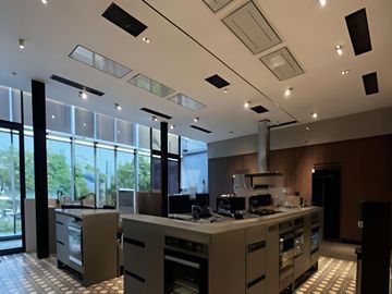 Dijual Gedung Komersil Slipi Jakarta Barat - Cocok Utk Office, Showroom, Bengkel, Studio, Klinik