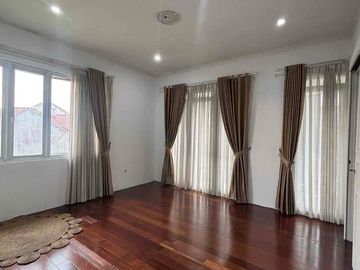 dijual harga dibawah pasar rumah semi furnished strategis di Batununggal indah