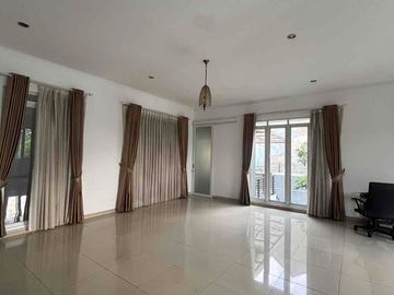 dijual harga dibawah pasar rumah semi furnished strategis di Batununggal indah