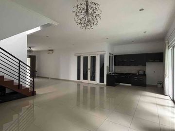 dijual harga dibawah pasar rumah semi furnished strategis di Batununggal indah