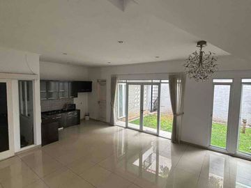 dijual harga dibawah pasar rumah semi furnished strategis di Batununggal indah