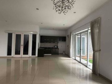 dijual harga dibawah pasar rumah semi furnished strategis di Batununggal indah