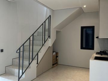 Rumah ready 2 lantai 10 meter pintu toll Ciputat dekat sama tiptop
