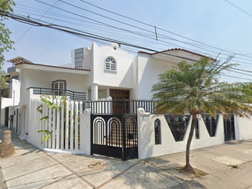 CASA EN PUERTO VALLARTA, SUPER AMPLIA, ACABADOS DE LUJO, CUENTA CON TODOS LOS SERVICIOS Y AMENIDADES.