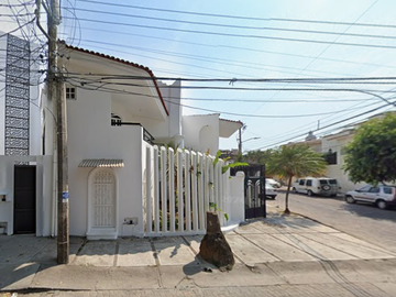 CASA EN PUERTO VALLARTA, SUPER AMPLIA, ACABADOS DE LUJO, CUENTA CON TODOS LOS SERVICIOS Y AMENIDADES.
