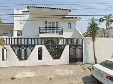 CASA EN PUERTO VALLARTA, SUPER AMPLIA, ACABADOS DE LUJO, CUENTA CON TODOS LOS SERVICIOS Y AMENIDADES.