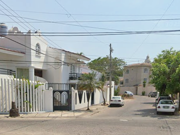 CASA EN PUERTO VALLARTA, SUPER AMPLIA, ACABADOS DE LUJO, CUENTA CON TODOS LOS SERVICIOS Y AMENIDADES.
