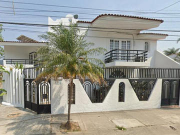 CASA EN PUERTO VALLARTA, SUPER AMPLIA, ACABADOS DE LUJO, CUENTA CON TODOS LOS SERVICIOS Y AMENIDADES.