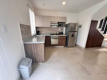 CASA EN RENTA TOTALMENTE AMUEBLADA, EN BOSQUES DEL DORADO ELITE, AL SUR DE LA CD DE LEON GTO