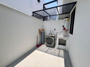 CASA EN RENTA TOTALMENTE AMUEBLADA, EN BOSQUES DEL DORADO ELITE, AL SUR DE LA CD DE LEON GTO
