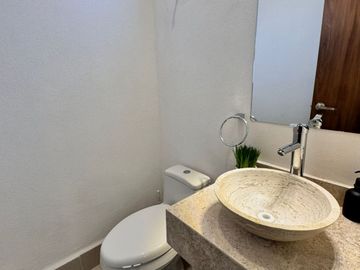 CASA EN RENTA TOTALMENTE AMUEBLADA, EN BOSQUES DEL DORADO ELITE, AL SUR DE LA CD DE LEON GTO