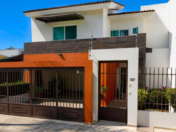CASA EN PUERTO VALLARTA, SUPER AMPLIA, ACABADOS DE LUJO, CUENTA CON TODOS LOS SERVICIOS Y AMENIDADES.