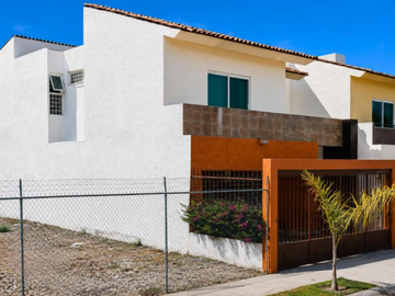 CASA EN PUERTO VALLARTA, SUPER AMPLIA, ACABADOS DE LUJO, CUENTA CON TODOS LOS SERVICIOS Y AMENIDADES.