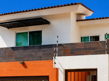 CASA EN PUERTO VALLARTA, SUPER AMPLIA, ACABADOS DE LUJO, CUENTA CON TODOS LOS SERVICIOS Y AMENIDADES.