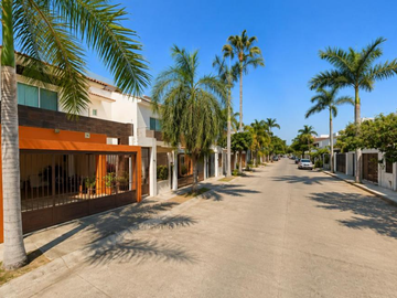 CASA EN PUERTO VALLARTA, SUPER AMPLIA, ACABADOS DE LUJO, CUENTA CON TODOS LOS SERVICIOS Y AMENIDADES.
