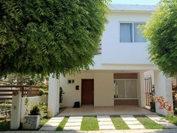 CASA EN PUERTO VALLARTA, SUPER AMPLIA, ACABADOS DE LUJO, CUENTA CON TODOS LOS SERVICIOS Y AMENIDADES.