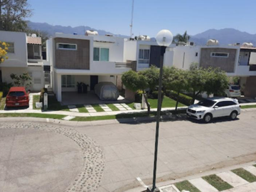 CASA EN PUERTO VALLARTA, SUPER AMPLIA, ACABADOS DE LUJO, CUENTA CON TODOS LOS SERVICIOS Y AMENIDADES.