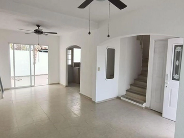 CASA EN CANCUN, MUY AMPLIA, ACABADOS DE LUJO, CUENTA CON TODOS LOS SERVICIOS Y AMENIDADES.