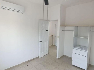 CASA EN CANCUN, MUY AMPLIA, ACABADOS DE LUJO, CUENTA CON TODOS LOS SERVICIOS Y AMENIDADES.