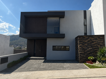 Casa moderna con acabados de lujo en Tres Marías