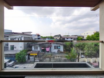 For Sale!! 3 Storey Townhouse with 4 Bedrooms Locate in Brgy Project 8 Quezon City-JV2