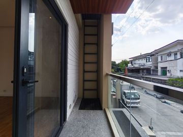 For Sale!! 3 Storey Townhouse with 4 Bedrooms Locate in Brgy Project 8 Quezon City-JV2