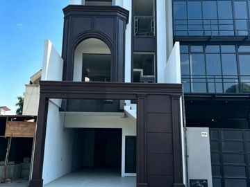 ZN139 Rumah Mewah 3 Lantai American Classic Cempaka Putih Jakarta Pusat