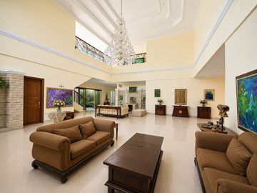 Dijual Rumah Mewah Luas Cantik Semi Furnished Lokasi Strategis Dekat Mall Grand Indonesia di Jakpus Nd 18424