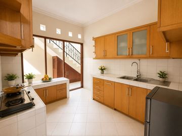 Dijual Rumah Mewah Luas Cantik Semi Furnished Lokasi Strategis Dekat Mall Grand Indonesia di Jakpus Nd 18424
